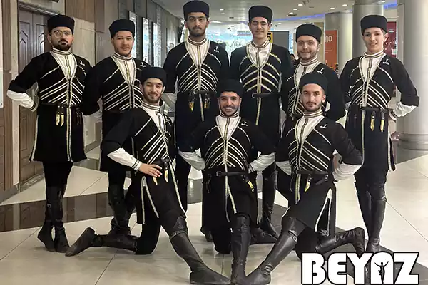 گروه رقص مردانه