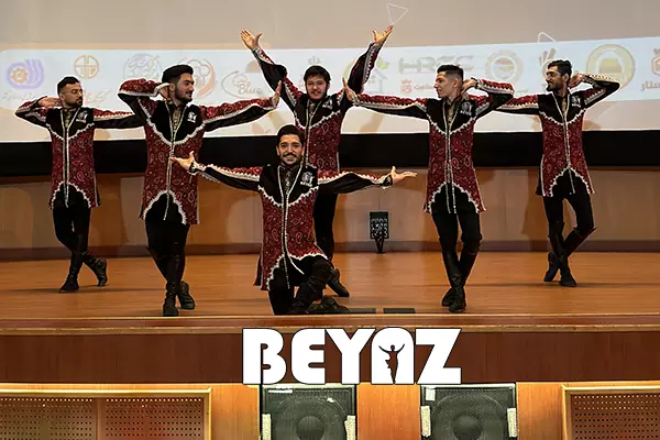 اجرای گروهی رقص در قستیوال