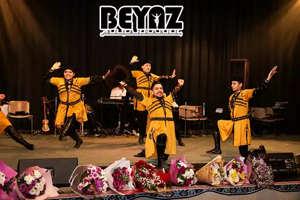 اجرای گروه رقص آذربایجانی بیاض روی صحنه بزرگ