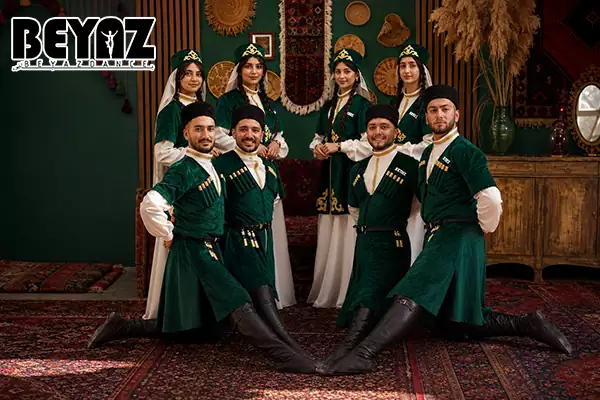 اجرای گروهی رقص آذری ایرانی توسط گروه بیاض در فضایی سنتی و فرهنگی